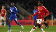 Bek Manchester United asal Inggris #26, Ayden Heaven, mengoper bola selama pertandingan Liga Primer Inggris antara Leicester City dan Manchester United di Stadion King Power di Leicester, Inggris bagian tengah, Senin dini hari WIB (17-3-2025). (Adrian Dennis/AFP)