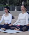 Sebagai ibu, Jennifer Bachdim dan Dian Sastro sama-sama menyukai olahraga. Baru-baru ini, keduanya terlihat akrab saat ikuti yoga bareng di pinggir pantai [@jenniferbachdim]