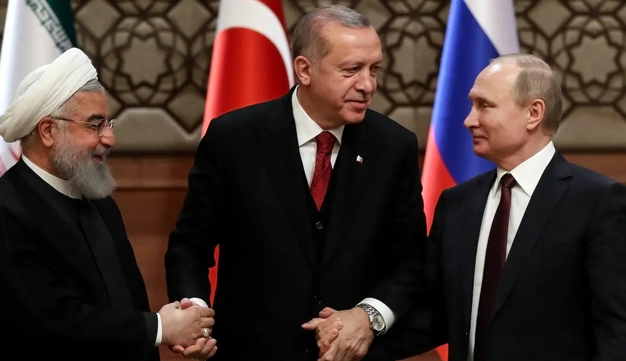 Ekspresi Presiden Turki Recep Tayyip Erdogan (tengah) saat bersama Presiden Rusia Vladimir Putin (kanan) dan Presiden Iran Hassan Rouhani (kiri) setelah menggelar pertemuan terkait perdamaian Suriah di Ankara, Turki, Rabu (4/4). (AFP PHOTO/ADEM ALTAN)