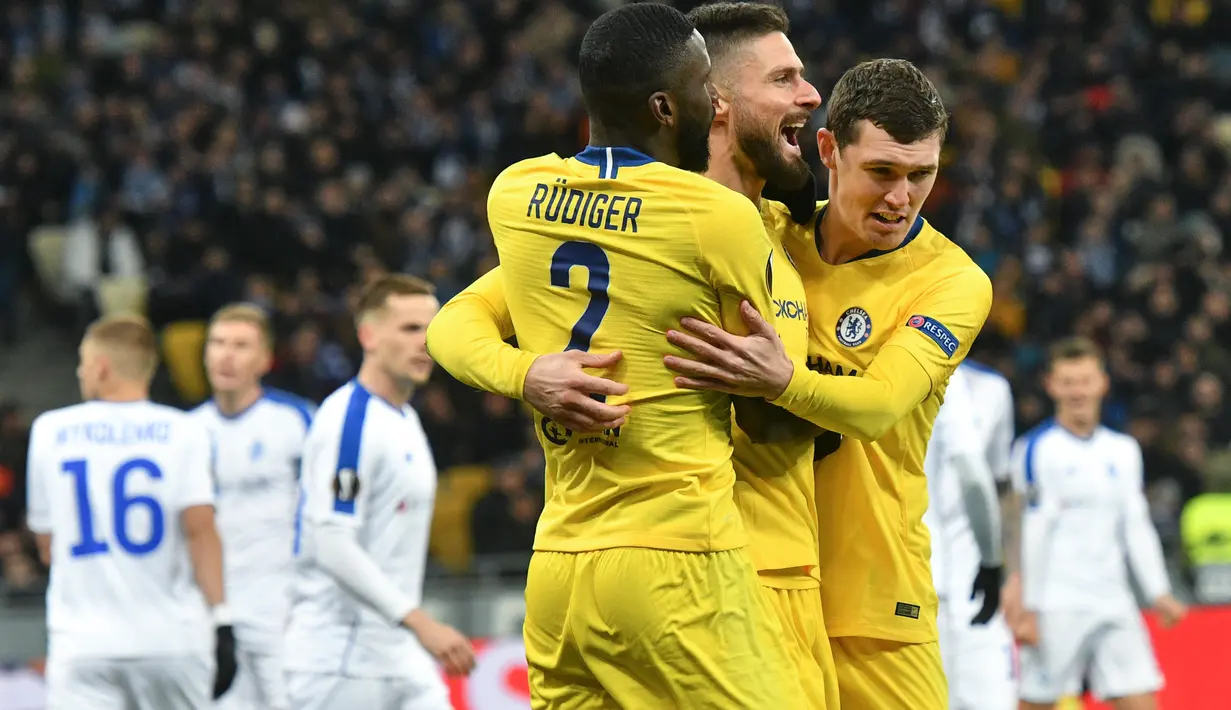 Perayaan gol Oliver Giroud pada leg kedua, babak 16 besar Liga Europa yang berlangsung di Stadion Stamford Bridge, London, Jumat (15/3). Chelsea menang 5-0 atas Dynamo Kiev. (AFP/Genya Savilov)