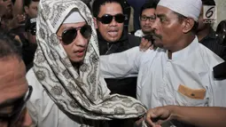 Habib Bahar bin Smith dikerumuni awak media saat tiba untuk menjalani pemeriksaan di Gedung Bareskrim Polri Jakarta, Kamis (6/12). Habib Bahar bin Smith tampil mengenakan kacamata hitam saat memenuhi panggilan Bareskrim. (Merdeka.com/ Iqbal S. Nugroho)