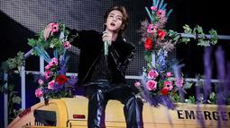 Penampilan member tertua dari grup asuhan HYBE ini menggunakan busana serba hitam pun terlihat begitu menawan. Bahkan, tak sedikit pula netizen yang memuji penampilan Jin BTS. (Liputan6.com/IG/@jin)