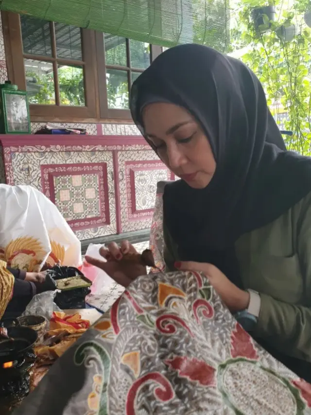 Potret Dina Lorenza sedang belajar membatik (Sumber: Instagram/dinalorenza1975)