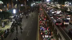 Ratusan motor melintas di jalur Transjakarta di sebagian ruas Jalan Gatot Subroto depan Gedung MPR/DPR/DPD RI, Jakarta, Kamis (19/9/2019). Sebagian ruas Jalan Gatot Subroto depan Gedung Parlemen ditutup karena ada aksi mahasiswa menolak revisi RKUHP-UU KPK. (Liputan6.com/Helmi Fithriansyah)