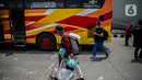 WNI ABK World Dream tiba di di Kolinlamil, Tanjung Priok, Jakarta Utara, Sabtu (14/3/2020). Sebanyak 188 WNI ABK World Dream telah usai jalani masa observasi di Pulau Sebaru, kondisinya sudah sangat baik dan sehat untuk bisa kembali ke rumahnya masing-masing. (Liputan6.com/Faizal Fanani)