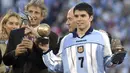 Pemain Argentina, Javier Saviola (kanan) dan pelatih Jose Pekerman merayakan keberhasilan Argentina menjuarai Piala Dunia Remaja 2001 setelah mengalahkan Ghana pada laga final di Buenos Aires, Argentina (8/7/2001). Javier Saviola sukses meraih gelar pemain terbaik dan top skor secara bersamaan pada Piala Dunia U-20 edisi 2001 di Argentina. Sebagai top skor, ia mampu mencetak 11 gol sepanjang turnamen dan berhasil membawa Argentina menjadi juara. (AFP/Miguel Mendez)