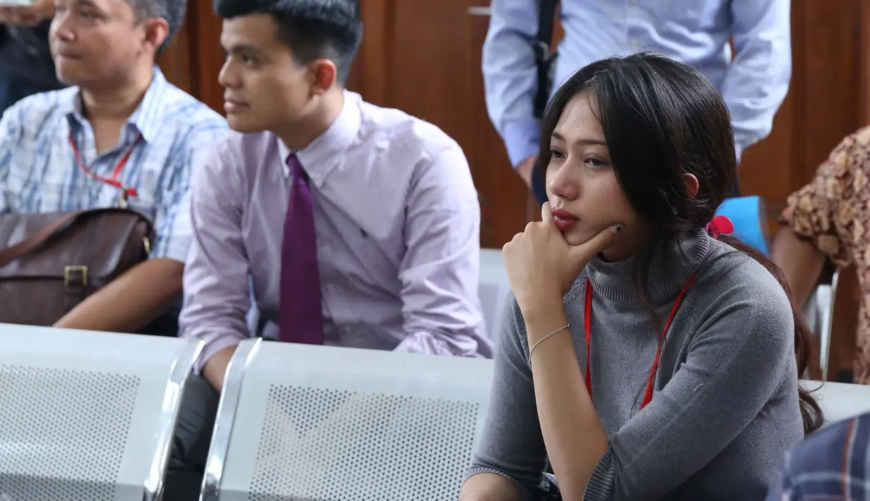 Kasus ayah dan ibunya pada tahun lalu, membuat Suci serta adik-adiknya juga merasakan imbasnya. Selain Suci sering di bully di media sosial, adik-adiknya juga merasakan saat di sekolah. (Nurwahyunan/Bintang.com)