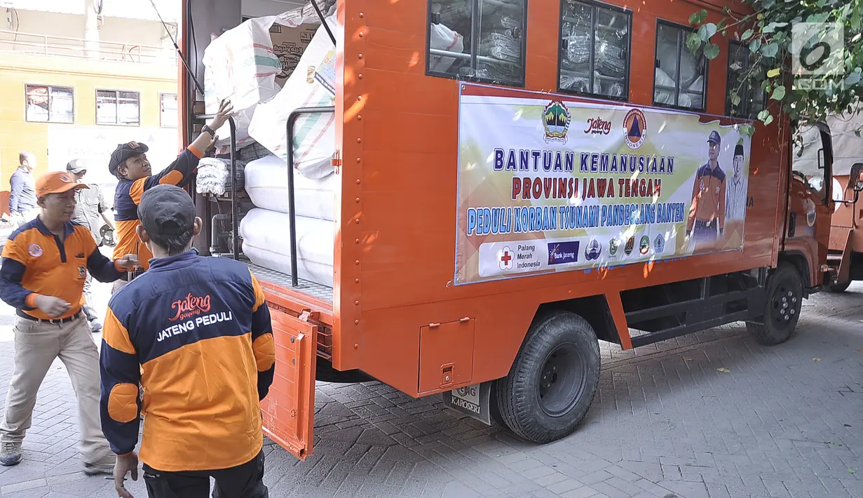 Petugas BPBD Jawa Tengah mengangkat bantuan logistik menuju Provinsi Banten yang  terdampak tsunami Selat Sunda di Semarang, Jumat (28/12). Bantuan senilai Rp490 juta akan disalurkan para korban di daerah Pandeglang dan Lampung. (Liputan6.com/Gholib)