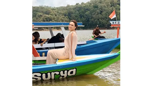 7 Pesona Feby Febiola yang Tetap Awet Muda di Usia 41 Tahun