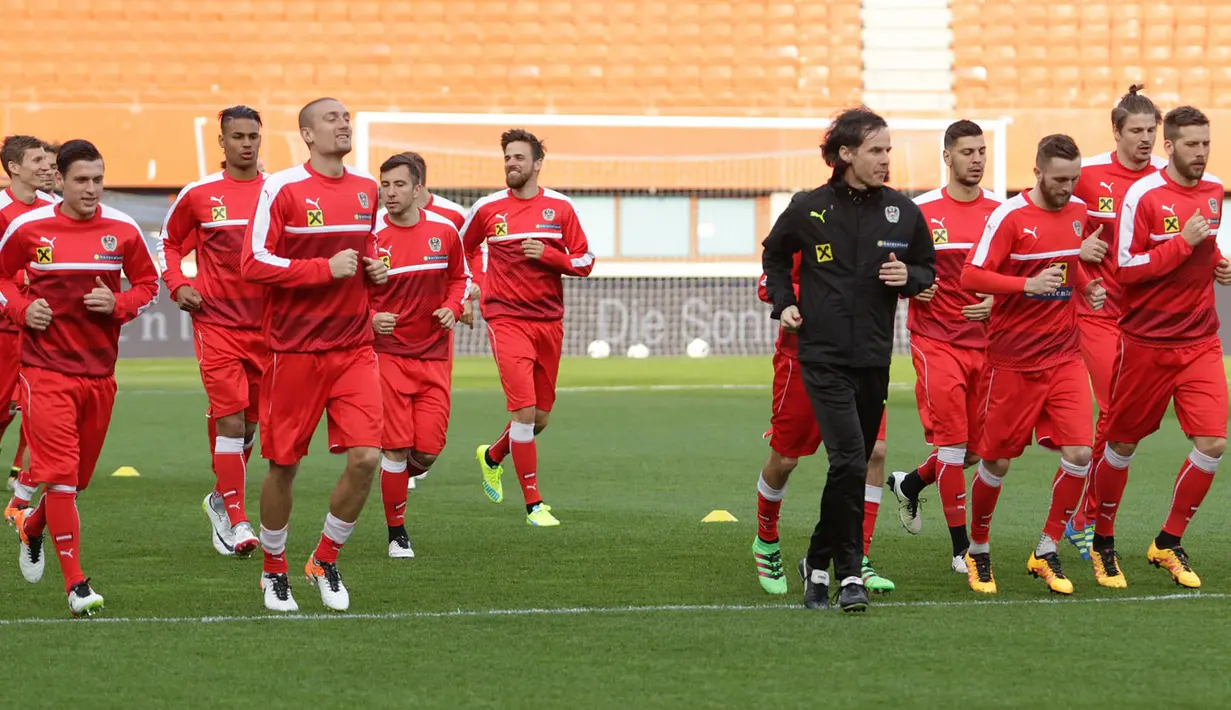Skuat Austria menjalani sesi latihan jogging di Stadion Ernst Happel, Wina, sehari menjelang laga melawan Timnas Turki. (Bola.com/Reza Khomaini)