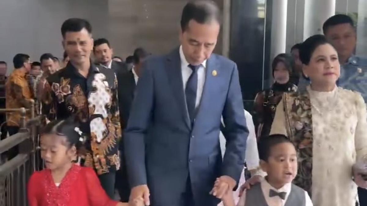 6 Potret Keluarga Jokowi Kondangan Bareng, Istri, Putrinya Kahiyang Ayu hingga Dua Menantunya Kompak Kenakan Kebaya Putih