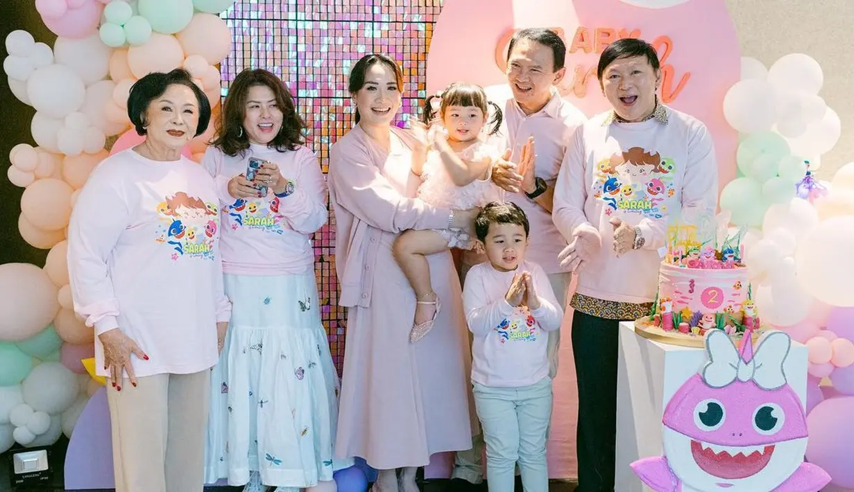Tampak dekorasi dengan nuansa pink untuk membuat acara semakin terlihat meriah. Keluarga yang hadir juga kompak mengenakan kaos lengan panjang dengan nuansa pink bertuliskan Sarah. [Instagram/btpnd]
