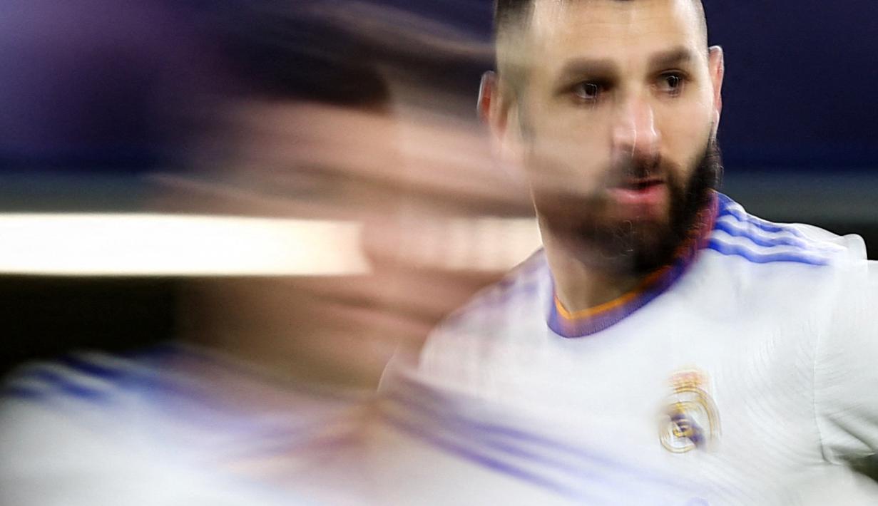 Real Madrid sukses menumbangkan tuan rumah Chelsea pada partai leg pertama perempat final Liga Champions 2021/2022. Laga yang dihelat di Stamford Bridge itu dimenangkan oleh Los Blancos dengan skor meyakinkan yakni 3-1. (AFP/Adrian Dennis)