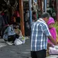 Aktivitas penumpang di Terminal Kalideres, Jakarta Barat, Kamis (29/10/2020). Memasuki libur panjang Maulid Nabi Muhammad SAW, masih belum terlihat lonjakan penumpang yang signifikan di Terminal Kalideres. (Liputan6.com/Johan Tallo)