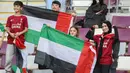 Suporter Uni Emirat Arab mengibarkan bendera jelang pertandingan sepak bola Grup C Piala Asia antara Hong Kong dan Uni Emirat Arab di Stadion Internasional Khalifa, Doha, Qatar, Minggu (14/1/2024). (AP Photo/Hussein Sayed)