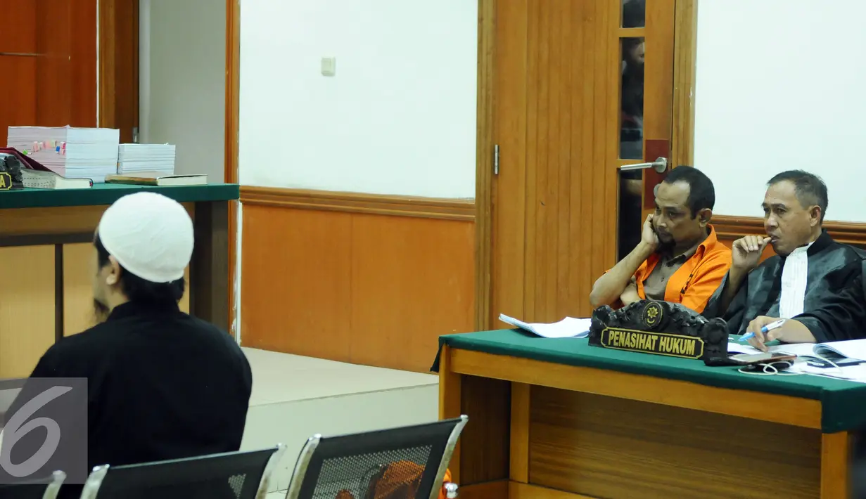 Terdakwa simpatisan ISIS, Aprimul Henry alias Mulbin Arifin (kedua kanan) menyimak pernyataan saksi saat sidang lanjutan di PN Jakarta Barat, Kamis (21/1/2016). Sidang untuk mendengarkan keterangan saksi. (Liputan6.com/Helmi Fithriansyah)