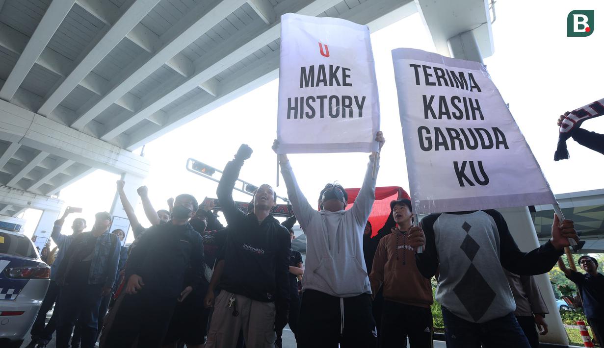 Beberapa suporter Timnas Indonesia yang tergabung dalam Ultras Garuda saat menyambut kedatangan Skuad Timnas Indonesia U-23 di Terminal 3 Bandara Soekarno-Hatta, Tangerang, Banten, Sabtu (11/5/2024) pagi WIB usai berjuang di Piala Asia U-23 2024 di Qatar dan play-off Olimpiade Paris di Prancis. (Bola.com/M Iqbal Ichsan)