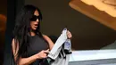 Kedatangan Kim Kardashian di stadion Parc des Princes untuk menyaksikan pertandingan Ligue 1 antara PSG melawan Rennais. Namun sayang PSG kalah dengan skor 2-0 dari tamunya. PSG untuk pertama kalinya kalah pada laga kandang di Ligue 1 setelah 36 laga beruntun tak pernah kalah. (AFP/Frank Fife)