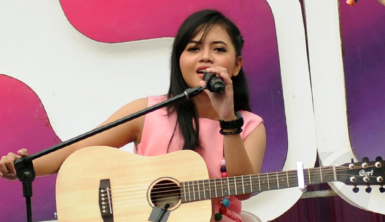 Pemenang keempat ajang Music Vidio Contest, Alif Ekacahya saat tampil di atas panggung inBox SCTV di Cibinong, Bogor, Selasa (27/1/2015). (Liputan6.com/Helmi Fithriansyah) 