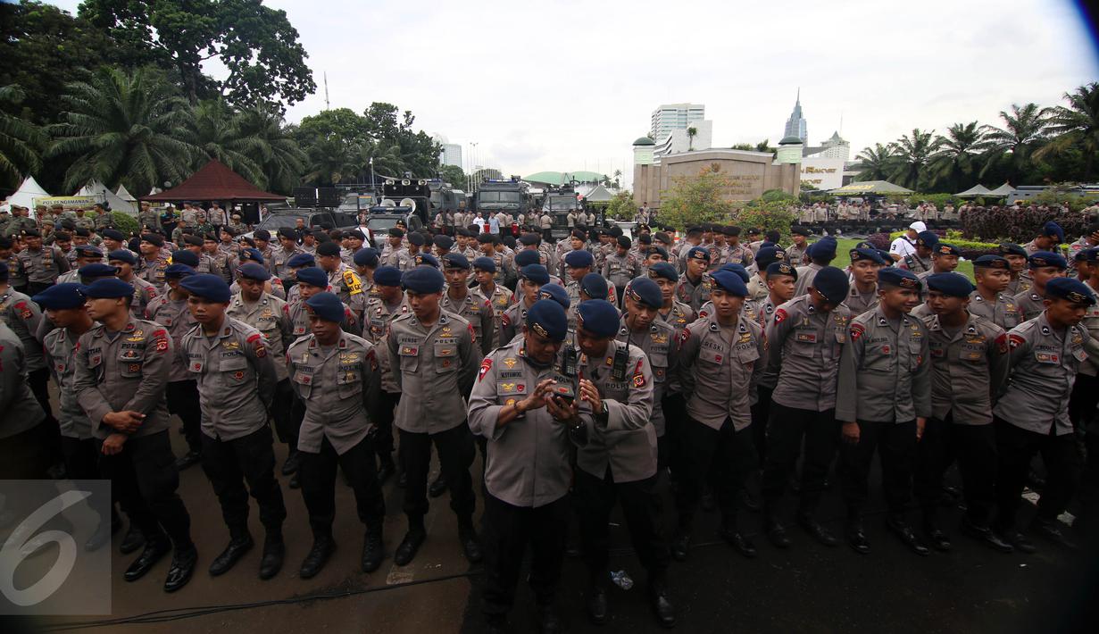 Sejumlah petugas kepolisian berjaga saat Aksi 212 - Jilid 2 di Kompleks Parlemen, Senayan, Jakarta, Senin (20/2). Kurang lebih 10 ribu Pasukan Prajurit Gabungan TNI-Polri di terjunkan saat Aksi tersebut. (Liputan6.com/Johan Tallo)