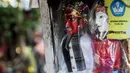 Setiap pasangnya, penjual miniatur ondel-ondel mematok harga sebesar Rp 50 ribu hingga Rp 80 ribu, Jakarta, Rabu (18/6/14). (Liputan6.com/Faizal Fanani) 