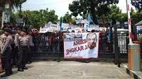 Buruh berdemo di Balai Kota menuntu janji Anies (Liputan6.com/Ady Anugrahadi)