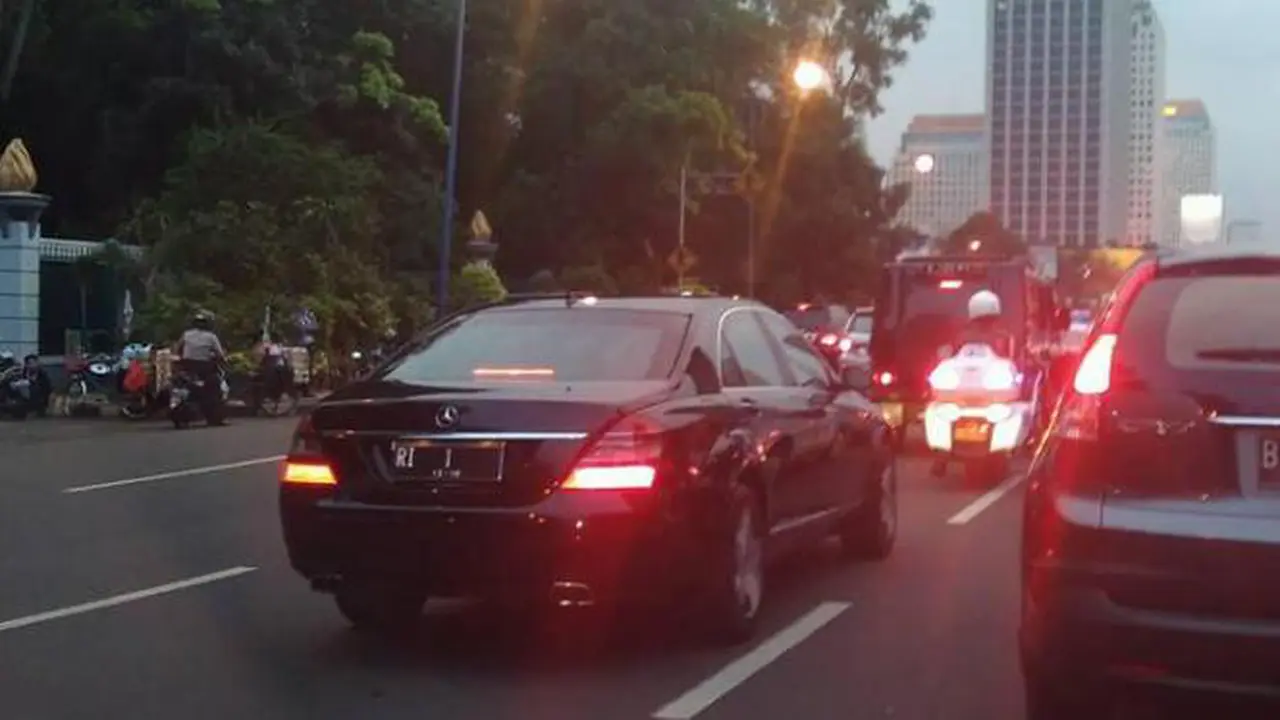 Salut, Iringan Presiden Jokowi Tetap Antre di Kemacetan Jakarta!