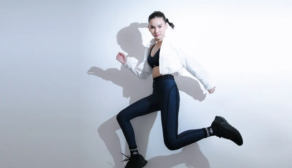 Sports Attire by Alo Yoga, Makeup by Laura Mercier, Hair by Sisley, Model: Michelle by Studio47.