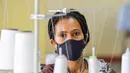 Seorang pekerja membuat masker di sebuah perusahaan garmen lokal di Addis Ababa, ibu kota Ethiopia (2/9/2020). (Xinhua/Michael Tewelde)