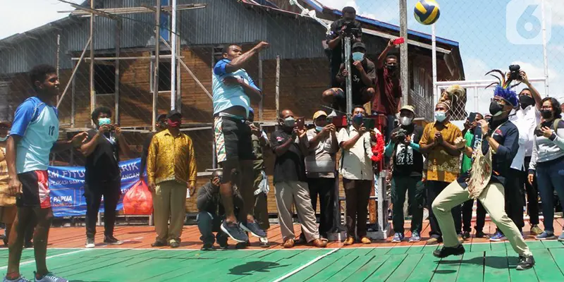 Sambangi Kampung Yoboi, Menteri Sandiaga Uno Diajak Bermain Bola Voli