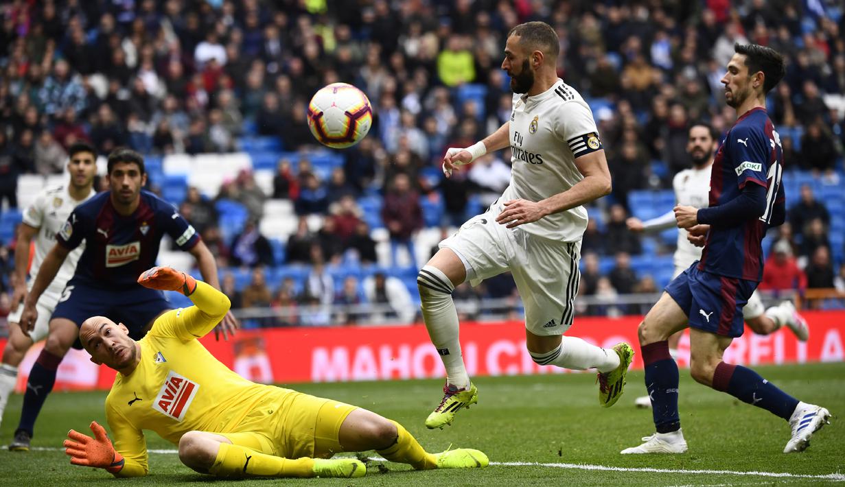 Striker Real Madrid, Karim Benzema, berusaha membobol gawang Eibar pada laga La Liga di Stadion Santiago Bernabeu, Sabtu (6/4). Real Madrid menang 2-1 atas Eibar. (AFP/Gabriel Bouys)