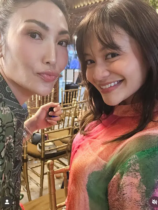 Amel Carla juga hadir mengenakan dress warna colorfull. Dengan rambut terurai poni depan. Amel tampil natural dengan riasannya, mengaplikasikan blush on coral dan lipstik matte. [@mrsayudewi]