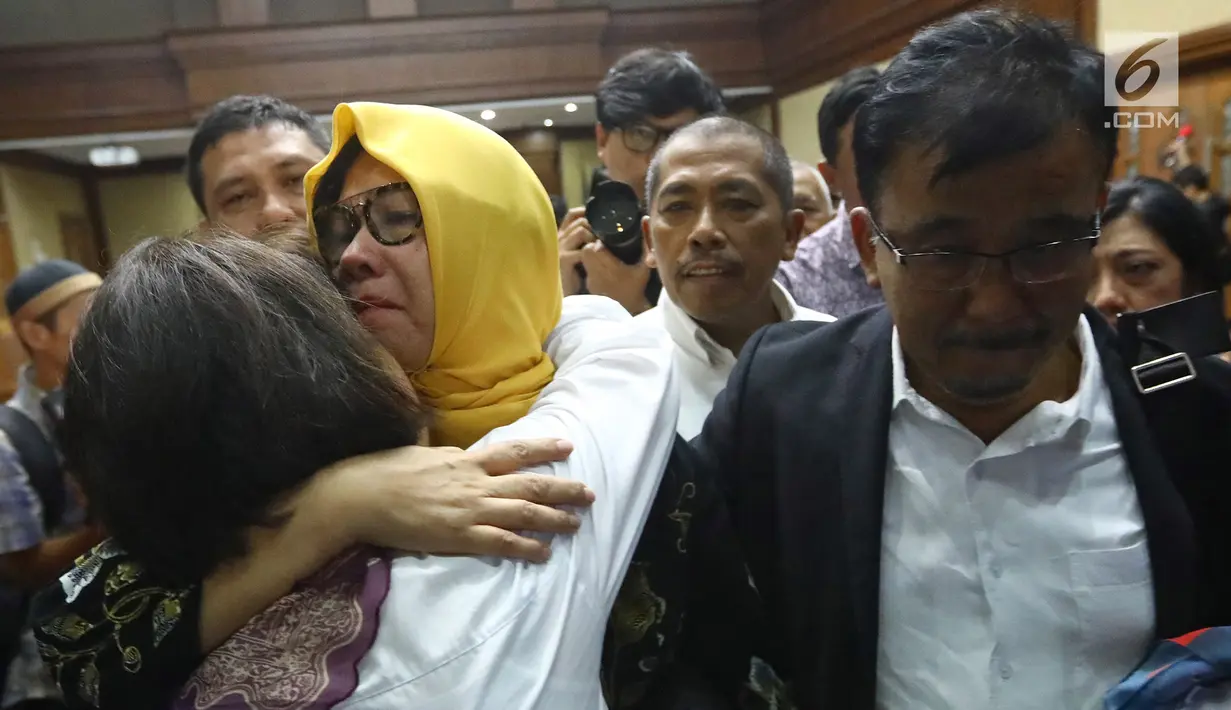Mantan Dirut Pertamina Karen Agustiawan memeluk kerabatnya usai mejalani sidang pembacaan tuntutan di Pengadilan Tipikor, Jakarta, Senin(10/6/2019). Karen Agustiawan mengajukan banding atas putusan yang dibacakan oleh Majelis Hakim Pengadilan Tipikor Jakarta. (Liputan6.com/Herman Zakharia)