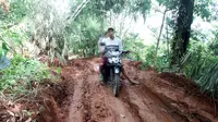 Jalan utama Desa Watuagung rusak akibat longsor yang menerjang kawasan tersebut pada pertengahan Juni 2016 lalu. (Liputan6.com/Aris Andrianto)