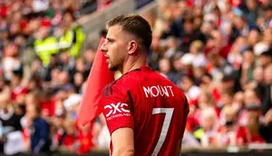 Pemain anyar Manchester United (MU), Mason Mount, saat membela The Red Devils menghadapi Leeds United pada laga pramusim 2023/2024, Rabu (12/7/2023). (Twitter @ManUtd)