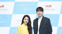 Kim Tae Ri dan Nam Joo Hyuk dalam konferensi pers Twenty Five Twenty One. (Netflix)