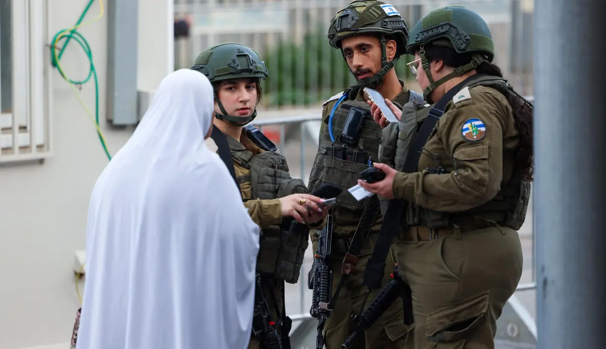 Muslim Palestina harus melintasi pos pemeriksaan ketat pihak Israel di Bethlehem, untuk menuju ke kompleks masjid Al-Aqsa di Yerusalem. (Hazem BADER/AFP)