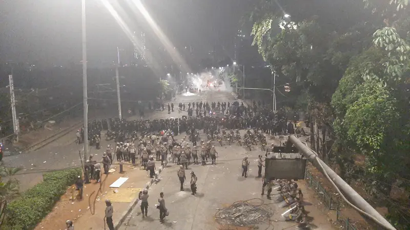 Polisi memukul mundur demonstran hingga ke bawah flyover Slipi, Senin (30/9/2019). (Liputan6.com/Yopi Makdori)