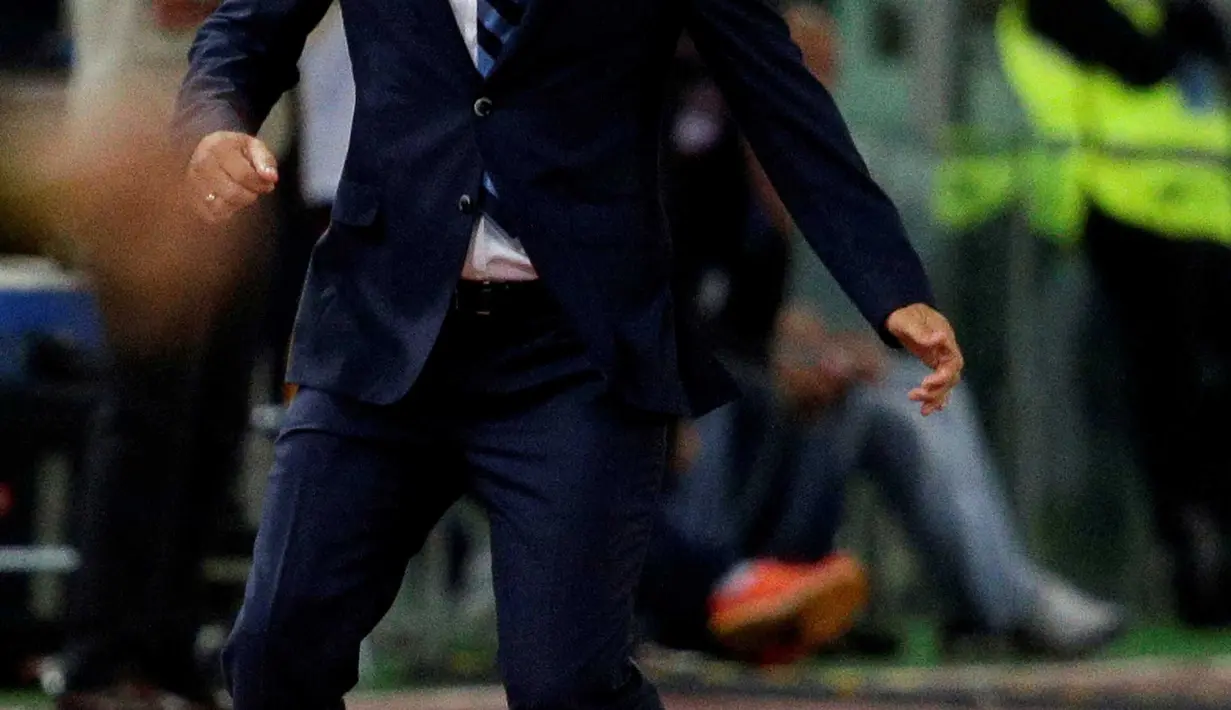 Aksi pelatih  Inter Milan, Frank de Boer saat mendampingi timnya melawan AS Roma pada lanjutan Serie A Italia di Stadion Olympico, Roma, Senin (3/10/2016) dini hari WIB. (REUTERS/Max Rossi)