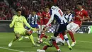 Kiper Benfica, Ederson Moraes, berusaha mengamankan bola dari gelandang Porto, Yacine Brahimi pada laga Liga Portugal di Stadion Luz, Lisbon, Sabtu (1/4/2017). (AFP/Francisco Leong)