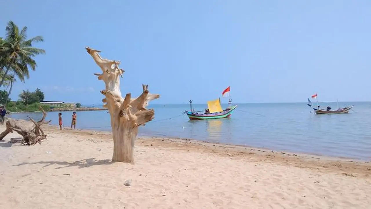 Menikmati Keindahan Pasir Putih di Pantai Kelapa Tuban