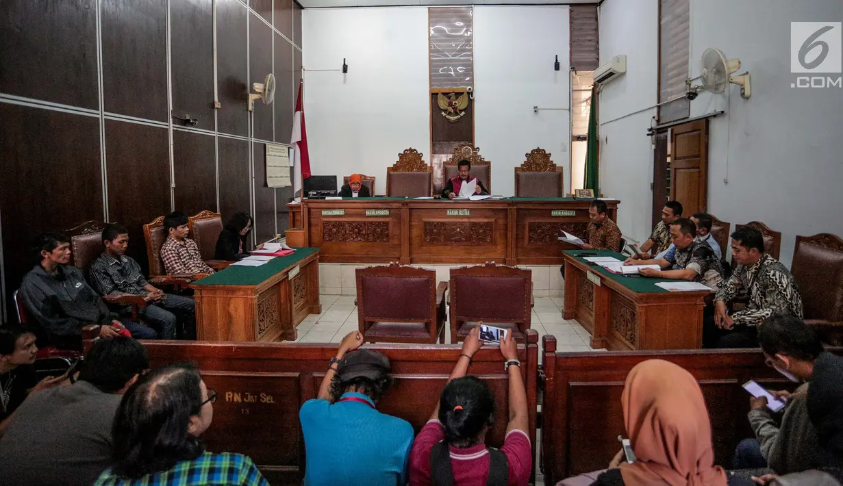 Suasana sidang lanjutan dalam permohonan praperadilan oleh pengamen Cipulir korban salah tangkap, di Pengadilan Negeri Jakarta Selatan, Selasa (23/7/2019). Sidang beragenda menanti jawaban dari termohon, yakni Kejati DKI, Polda Metro Jaya, dan Kementerian Keuangan. (Liputan6.com/Faizal Fanani)