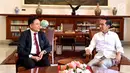 Presiden Joko Widodo berbincang dengan pakar hukum tata negara, Yusril Ihza Mahendra di Istana Kepresidenan Bogor, Jawa Barat, Jumat (30/11). Pertemuan keduanya berbicara mengenai masalah negara, terutama ketatanegaraan. (Liputan6.com/HO/Biropers)