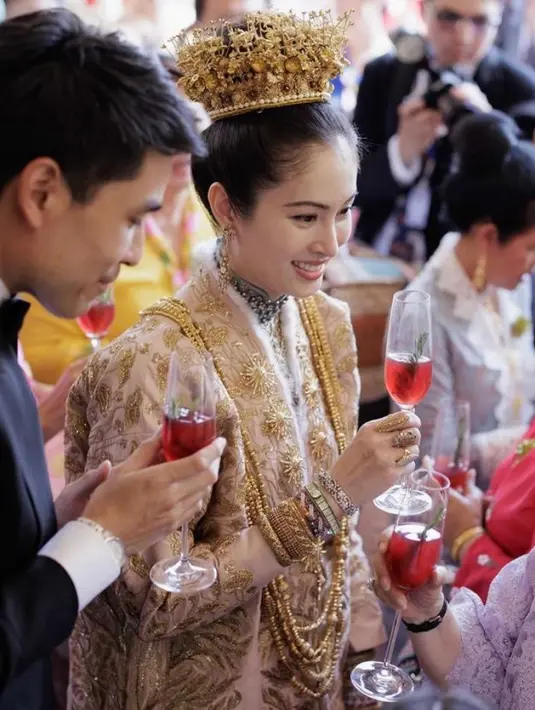 Berdandan natural di hari pernikahannya, wajah Nong Poy pun disebut-sebut mirip Sandra Dewi oleh netizen Indonesia. @chartmakeup/@niyadweddinganswer