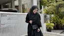 Pakai gamis dan jilbab serba hitam ditambah flat shoes warna senada, Lesty Kejora tampilkan gaya casual namun tetap modis.(Liputan6.com/IG/@lestykejora)