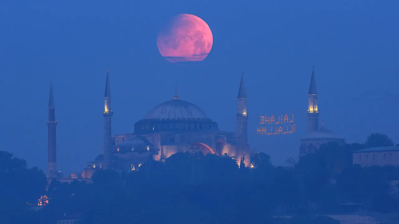 FOTO: Fenomena Gerhana Bulan Total Blood Moon di Berbagai Negara