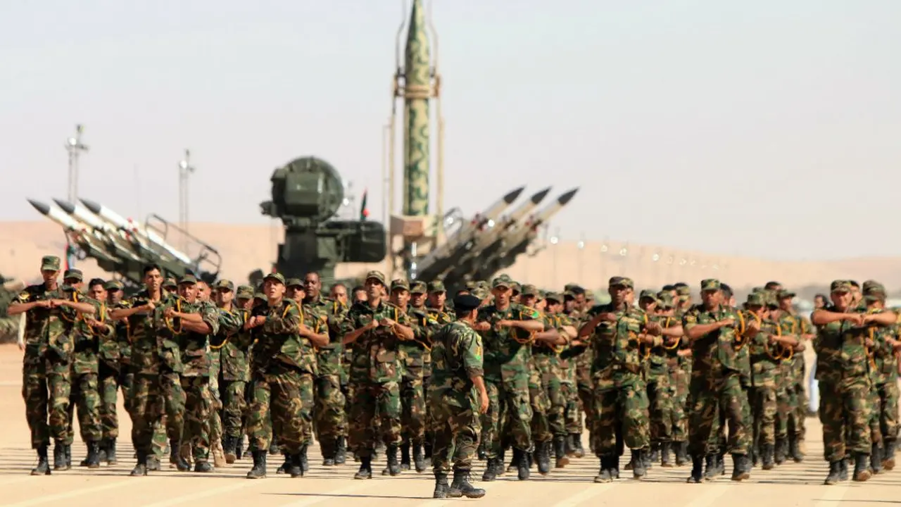 Pasukan Libya di bawah Haftar ambil bagian dalam parade militer di kota timur Benghazi (Abdullah Doma / AFP )