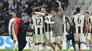 Para pemain Juventus merayakan kemenangan atas Inter Milan pada lanjutan Serie A di Juventus Stadium, Minggu (5/2/2017). Juventus menang 1-0. (Alessandro Di Marco/ANSA via AP)