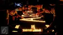 Puluhan karyawan Artha Graha Peduli menyalakan lilin saat menggelar Earth Hours di kawasan SCBD Jakarta, Sabtu (25/3). Kegiatan ini mendukung kampanye perubahan iklim dan pencegahan pemanasan global dengan pemadaman listrik. (Liputan6.com/Fery Pradolo)