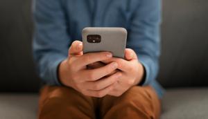 Ilustrasi main HP. (Image by Freepik)